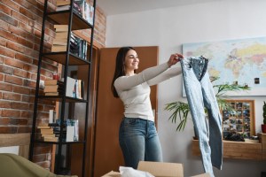 Para tener siempre organizado y optimizado los vaqueros en el armario tienes que seguir los 3 pasos que los expertos recomiendan