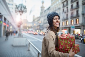 Desde un perfume a un accesorio muy especial: 4 ideas de 20 euros que puedes elegir para el regalo del amigo invisible de estas Navidades