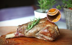 El mejor truco para que el cordero quede jugoso y tierno es tan fácil como añadir un tipo de miel mientras está en el horno