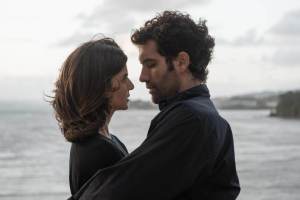 'Clanes' es la serie de Netflix protagonizada por Clara Lago que mezcla clanes criminales y romance peligroso, perfecta para ver estas Navidades