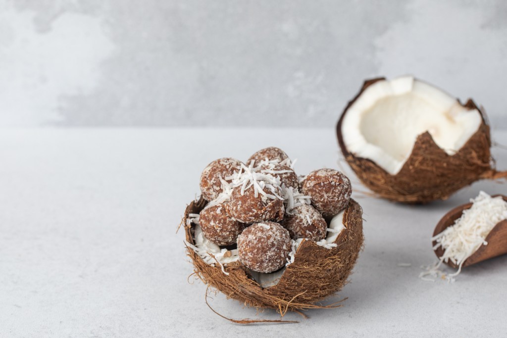 bolitas-de-coco-version-saludable-maria-amador